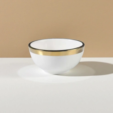 White porcelain bowl with golden rim, household tableware, simple Nordic-style ceramic bowl White porcelain bowl with golden rim, household tableware, simple Nordic-style ceramic bowl